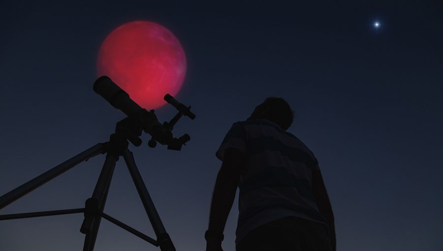 Pozorovanie oblohy a Mesiaca teleskopom. Zdroj: iStockphoto.com