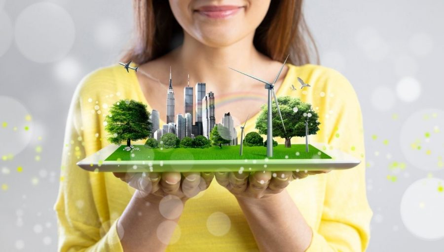 Mladá žena drží v rukách architektonický model zeleného mesta budúcnosti. Zdroj: iStockphoto.com