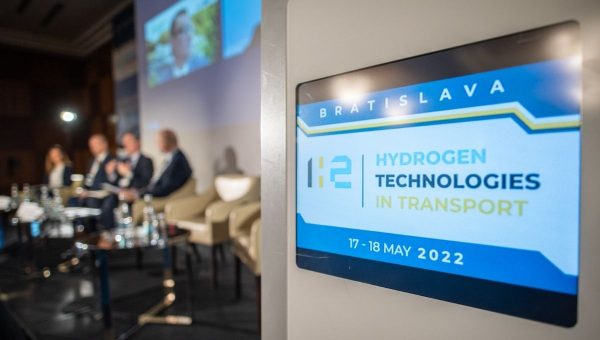Pohľad na diskutujúcich v konferenčnej miestnosti počas medzinárodnej konferencie - Vodíkové technológir v doprave. Zdroj: Techevents.eu