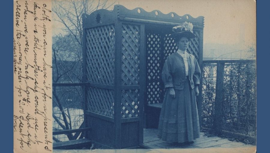Pohľadnica z roku 1910 zhotovená kyanotypiou. Zdroj: wikipédia/Postcard company, ca. 1910, public domain