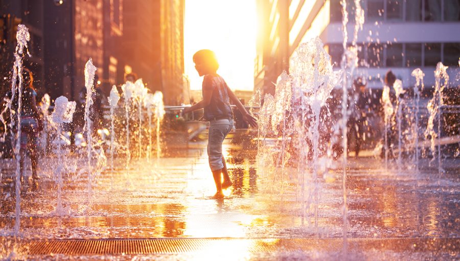 Chlapec beží a hrá sa pri fontáne na námestí vo Philadelphii. Zdroj: iStockphoto.com