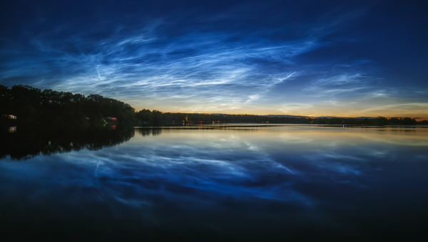 Nočné svietiace oblaky nad hladinou rybníka Hrádek z 5. júla 2020. Foto: Petr Horálek Zdroj: Fyzikálný ústav Sliezskej univerzity v Opave