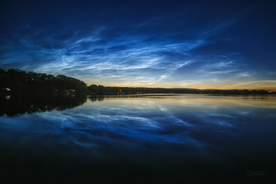 Nočné svietiace oblaky nad hladinou rybníka Hrádek z 5. júla 2020. Foto: Petr Horálek Zdroj: Fyzikálný ústav Sliezskej univerzity v Opave