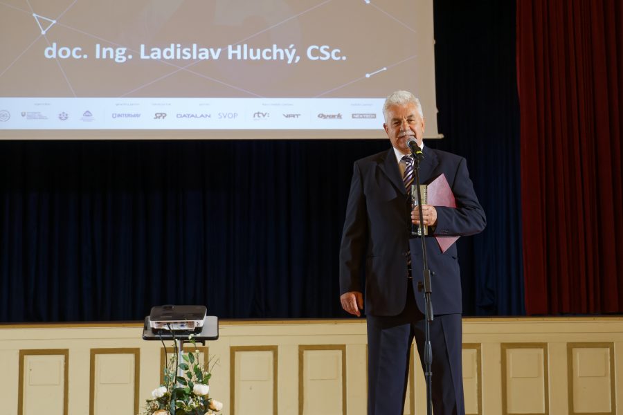 Docent Ladislav Hluchý stojí na pódiu podujatia Vedec roka SR 2021.