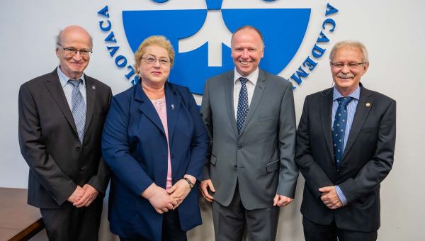 Zľava podpredseda SAV J. Koppel, ocenení M. Omastová a I. Lacík a podpredseda SAV K. Marhold.