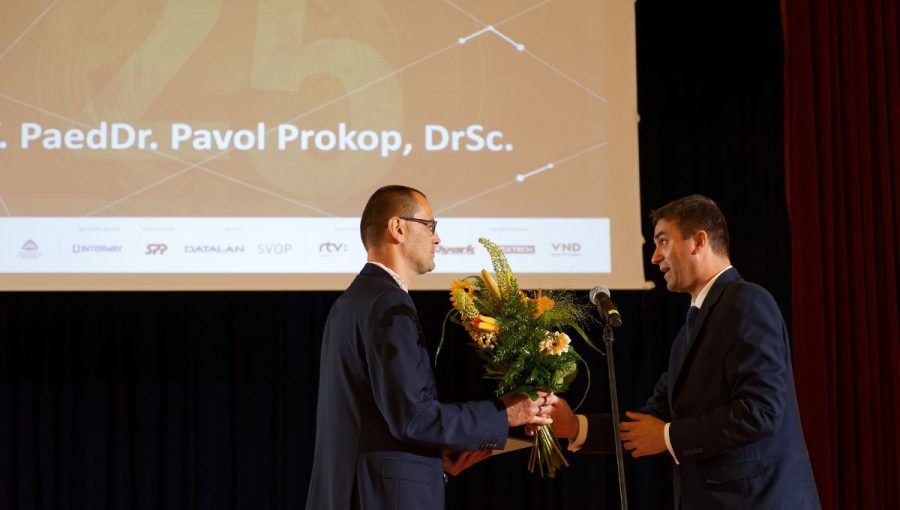 Vedec roka 2021 prof. PaedDr. Pavol Prokop, DrSc., pri preberaní ceny. Zdroj: Marián Zelenák