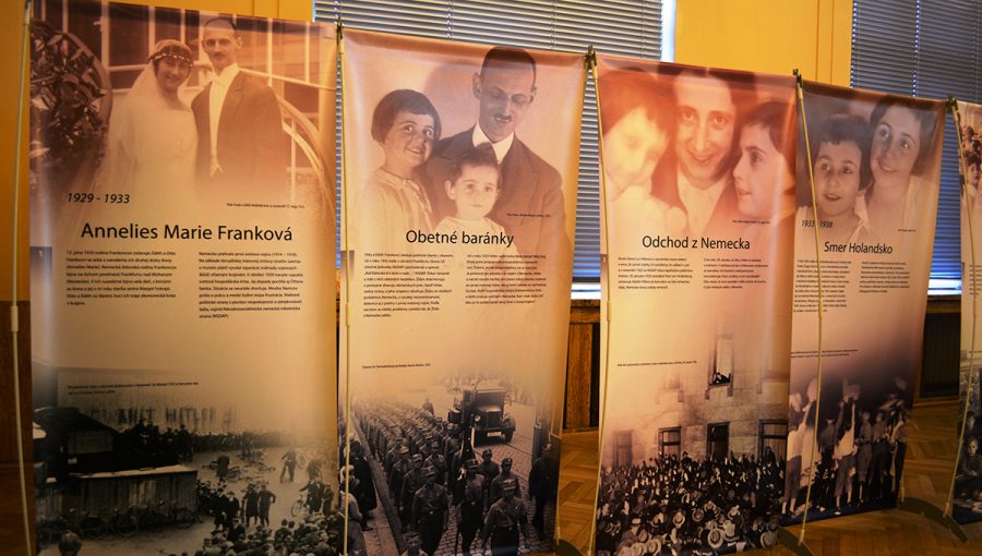 Bannery s textom a obrázkami o živote Anny Frankovej na výstave v Slovenskom národnom múzeu.