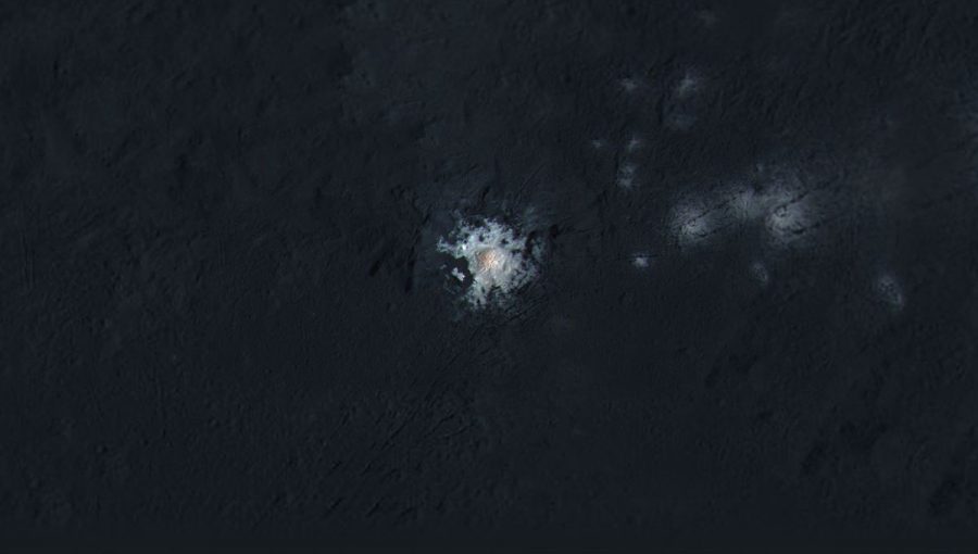 Svetelné škvrny kráteru Occator v upravených farbách. Podľa nových zistení vznikli prostredníctvom solí, ktoré pochádzajú z podpovrchového slaného oceánu. Zdroj: NASA