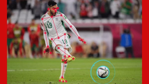 Obrázok približuje ako poloautomatický systém VAR pre MS vo futbale 2022 sníma body na tele hráča a loptu. Zdroj: FIFA