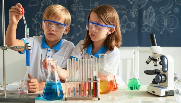 Deti v školskom laboratóriu prevádzajú chemický pokus. Zdroj: iStockphoto.com