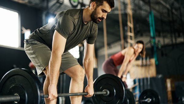 Muž s činkami v posilňovni. Zdroj: iStockphoto.com