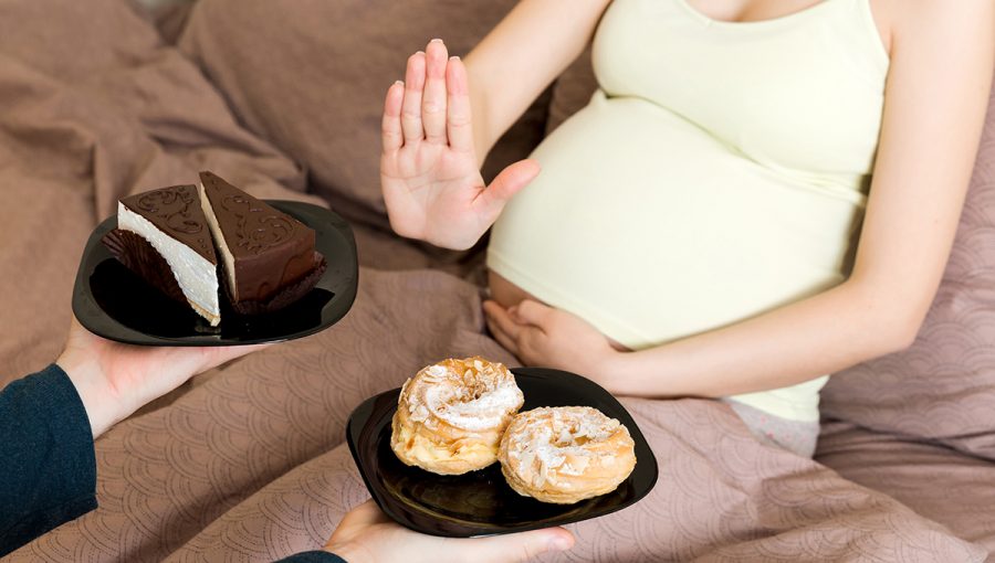 Tehotná žena odmieta sladkosti. Zdroj: iStockphoto.com