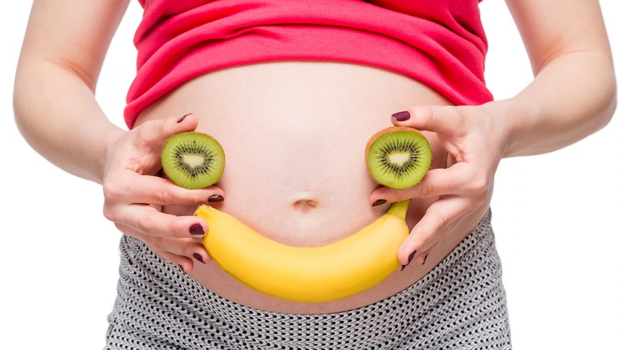 Ovocie a tehotná žena. Zdroj: iStockphoto.com
