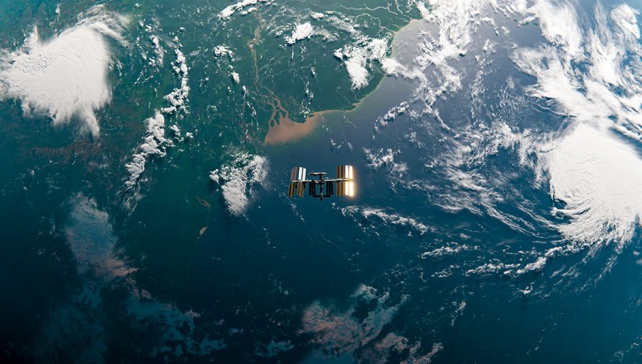 Vesmírna stanica ISS krúžiaca nad vyústením rieky Amazon. Zdroj: iStockphoto.com