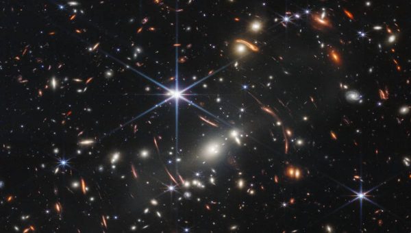 Snímka vesmíru z Webbovho teleskopu zobrazuje zhluk galaxií SMACS 0723. Zdroj: NASA