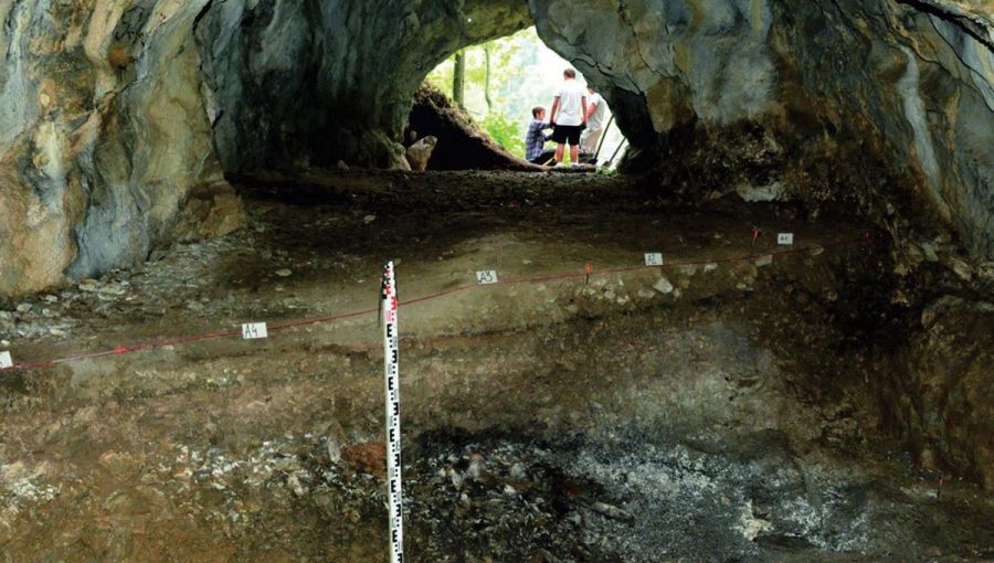 Pozostatky ohniska v jaskyni Hučivá. Zdroj: Antiquity