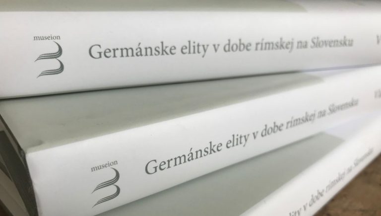 Pohľad na chrbty troch kníh Germánske elity v dobe rímskej na Slovensku. Zdroj: SNM