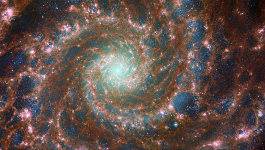 M74 žiari na snímke, ktorá vznikla kombináciou záberov Hubblovho vesmírneho teleskopu a vesmírneho teleskopu Jamesa Webba. Zdroj: ESA/NASA