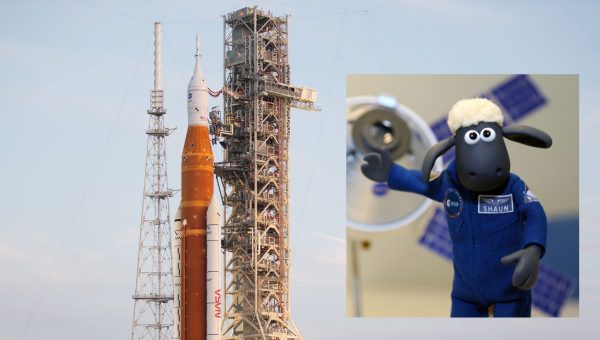 Ťažkotonážna raketa NASA (SLS) s kozmickou loďou Orion na vrchole mobilného odpaľovacieho zariadenia na štartovacej rampe 39B, v stredu 17. augusta 2022 v Kennedyho vesmírnom stredisku NASA na Floride. Zdroj: NASA; Ovečka Shaun. Zdroj: ESA/Aardman