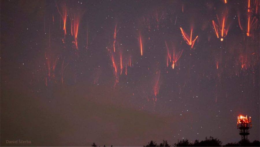 Blýskanie červených škriatkov nad Českou republikou. Foto: Daniel Ščerba. Zdroj: NASA