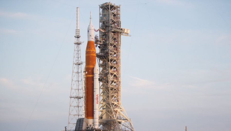 ažkotonážna raketa NASA (SLS) s kozmickou loďou Orion na vrchole mobilného odpaľovacieho zariadenia na štartovacej rampe v Kennedyho vesmírnom stredisku NASA na Floride. Zdroj: NASA
