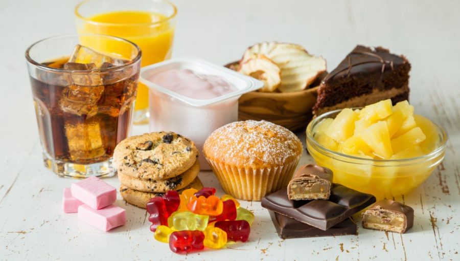 Výber z potravín s vysokým obsahom cukru (koláče, ananás, cukríky, džús, kola, čokoláda, ochutený jogurt). Zdroj: iStockphoto.com