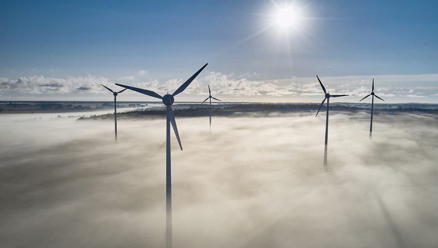 Veterné turbíny v hmle. Zdroj: iStockphoto.com
