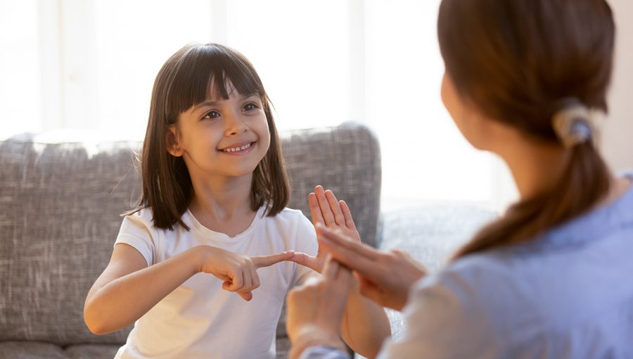 Dievča si precvičuje znakovú reč. Zdroj: iStockphoto.com