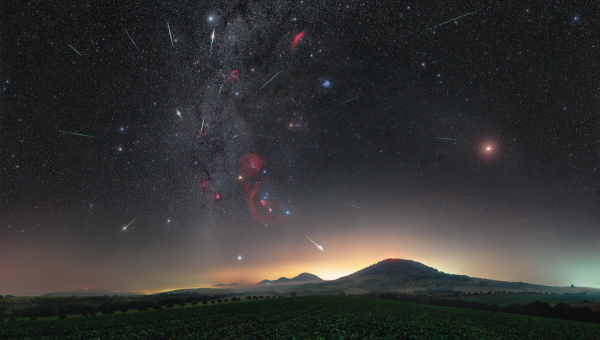 Meteorický roj Orionidy v čase svojej najvyššej aktivity v roku 2020 nad východným Slovenskom. Orion je na fotografii vľavo od stredu obklopený farebnými hmlovinami (ktoré však nie je vidno očami). Foto: P. Horálek/FÚ v Opave
