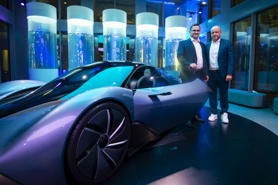 Vedec Tomáš Brestovič a Branislav Maukš, šéfdizajnér nízkovodíkového automobilu, ktorý je na obrázku, na EXPO DUBAJ 2020. Zdroj: TUKE