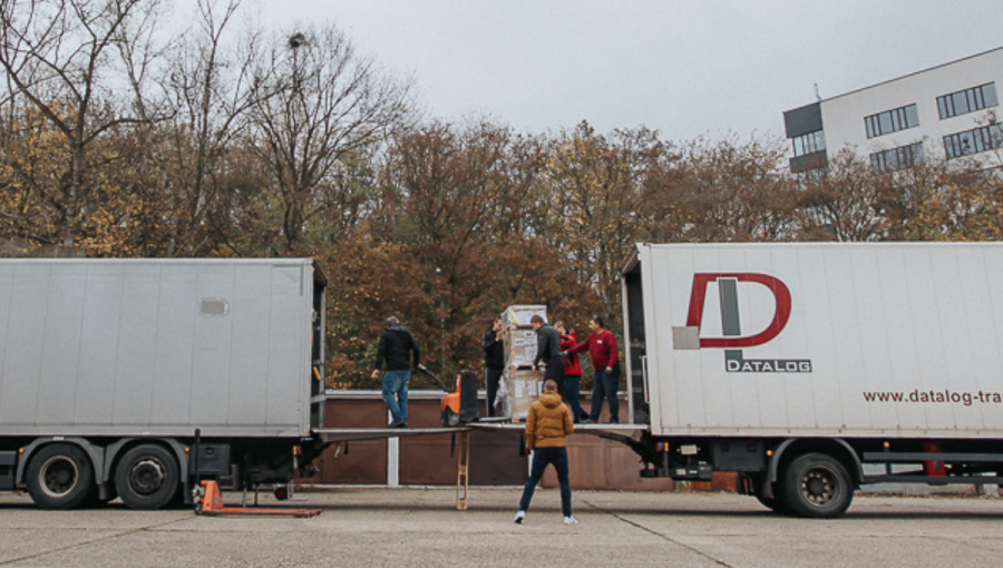Presúvanie superpočítača Devana (ešte v krabiciach) medzi zadnými časťami dvoch kamiónov. Foto: Pavol Novák