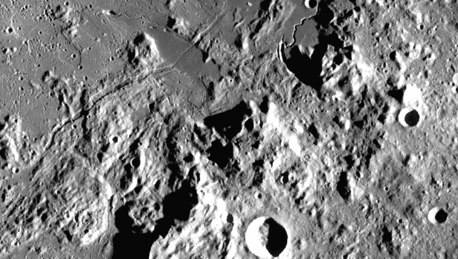 Mesačné pohorie Apeniny s vrchom Mons Huygens (v strede nad veľkým kráterom). Foto: sonda Lunar Reconnaissance Orbiter (NASA), 2015.