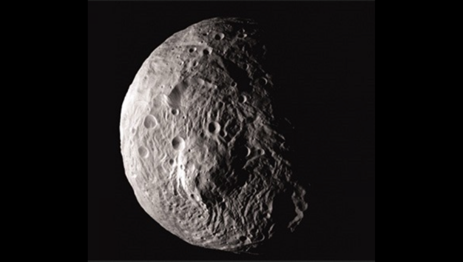 Asteroid Vesta s kráterom Rheasilvia. Foto: sonda Dawn (NASA), 2011.