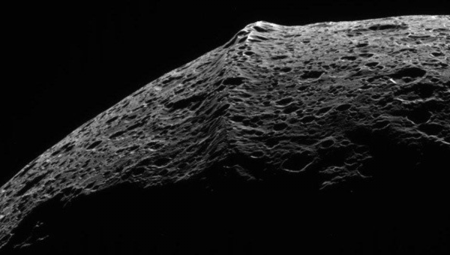 Rovníkový hrebeň na mesiaci Japetus. Foto: sonda Cassini (NASA), 2004.