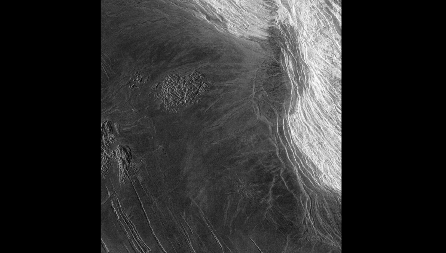 Radarový obraz vrchu Skadi Mons na Venuši. Foto: sonda Magellan (NASA), 1996.
