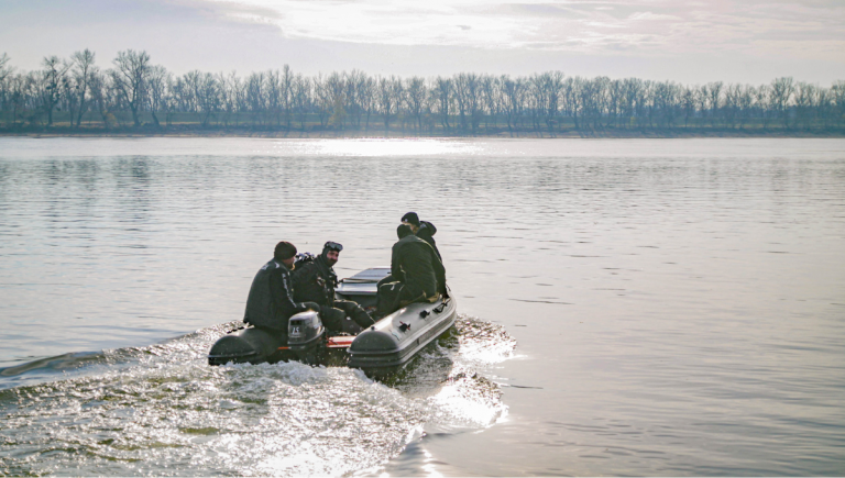 Archeológovia a policajti v člne na Dunaji. Zdroj: Petra Dragonidesová/AU SAV