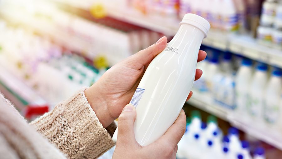 Žena kupujúca fľašu s mliekom v obchode. Zdroj: iStockphoto.com