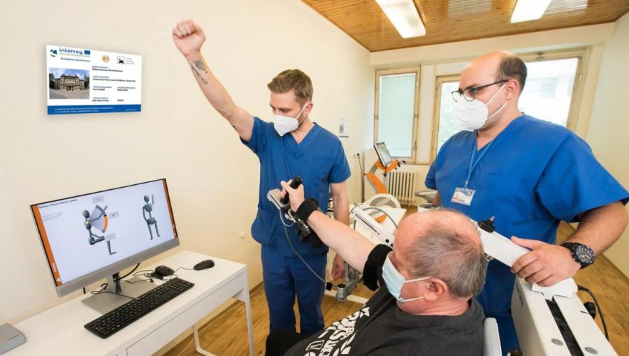 Klinika fyziatrie, balneológie a liečebnej rehabilitácie košickej UNLP má k dispozícii päť najmodernejších robotických prístrojov. Zdroj: UNLP