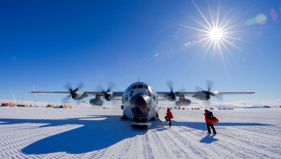 Lietadlo U.S. Air Force C-130 pred odletom na Južný pól. Zdroj: Wikimedia