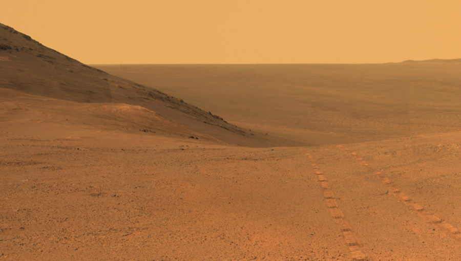 Povrch Marsu so stopami roveru Opportunity. Zdroj: NASA 
