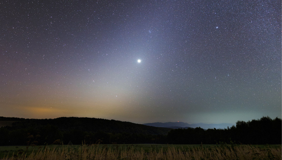 Zodiakálne svetlo na observatóriu na Kolonickom sedle na východnom Slovensku. Foto: R. Adam a T. Slovinský. Zdroj: JS