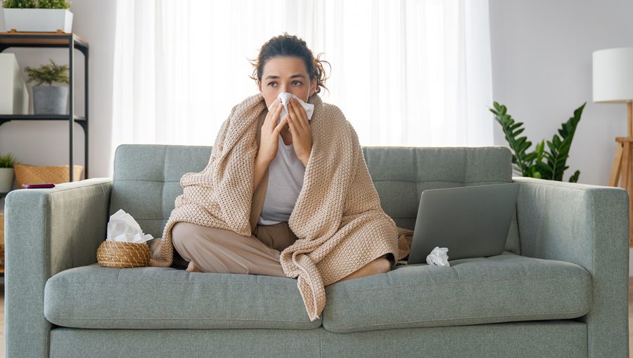 Žena s chrípkou doma. Zdroj: iStockphoto.com
