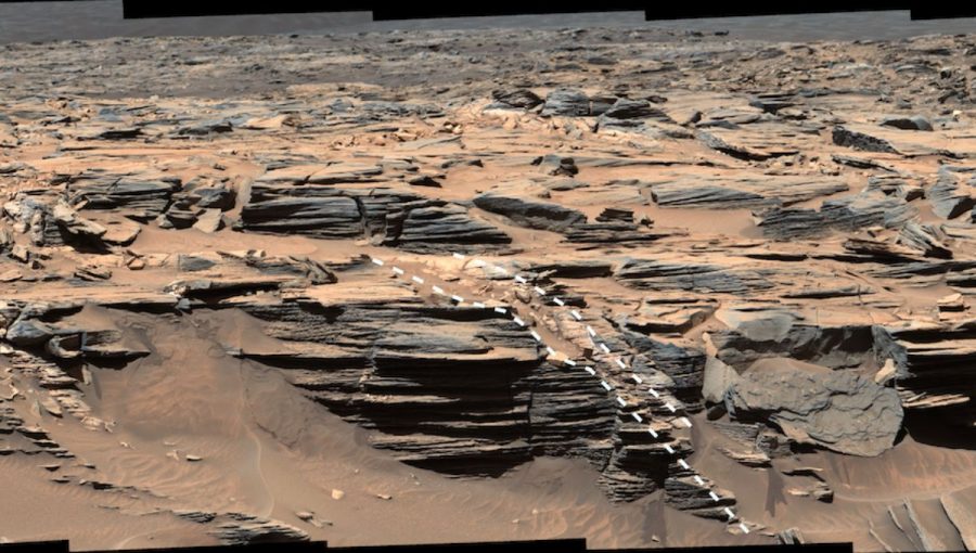 Halo pri trhlinách na povrchu Marsu.