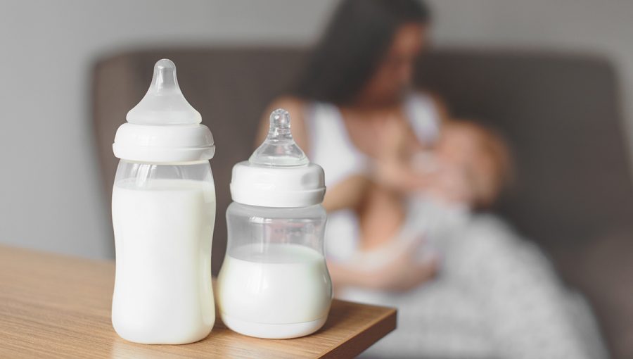Materské mlieko vo fľašiach na kŕmenie bábätka. Zdroj: iStockphoto.com