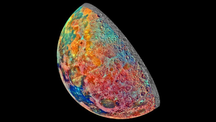 Mesiac vo farbách na zvýraznenie výškových rozdielov. Počítačová mozaika zostavená z 53 snímok získaných cez 3 spektrálne filtre z decembra 1992. Bezfarebný pruh vpravo predstavuje pôvodný neretušovaný obraz. Zdroj: sonda Galileo, NASA.