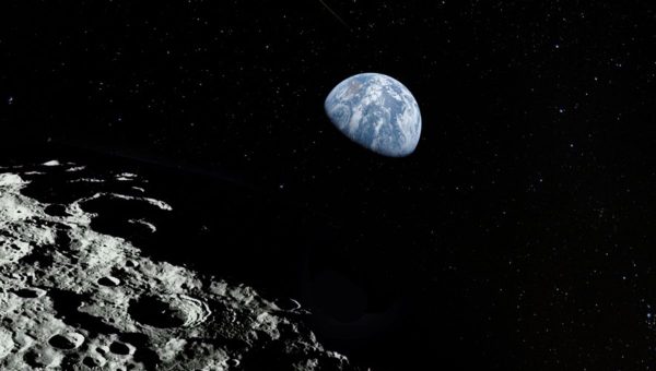 Povrch Mesiaca, hviezdy a Zem. Prvky obrázku poskytla NASA. Zdroj: iStockphoto.com