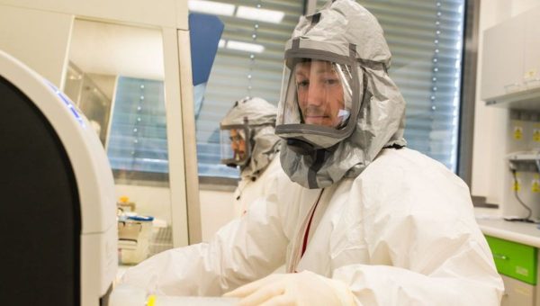 Virológovia z Biologického centra AV ČR testujú protilátky proti víru SARS-CoV-2 v laboratóriu s vysokým stupňom zabezpečenia BSL-3. Zdroj: David Veis
