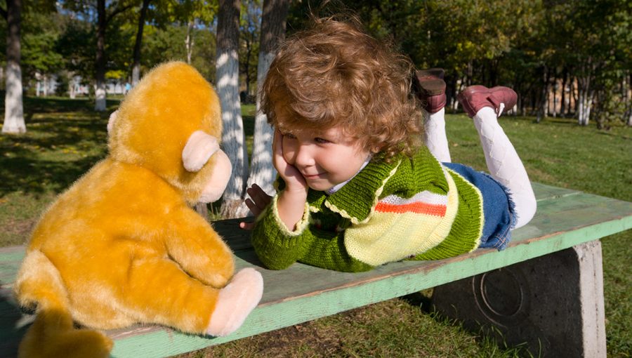 Dieťa sa hrá s plyšovou opicou. Zdroj: iStockphoto.com