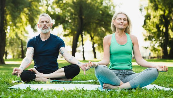 Muž a žena precvičujúci dych a meditáciu. Zdroj: iStockphoto.com