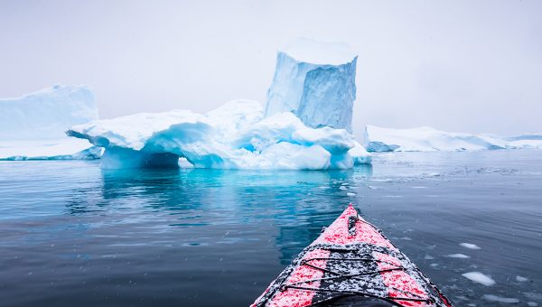 Pohľad z kajaku na arktické ľadovce. Zdroj: iStockphoto.com